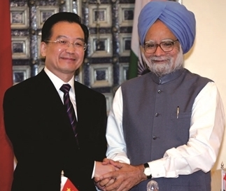 A Chinese and Indian official shaking hands